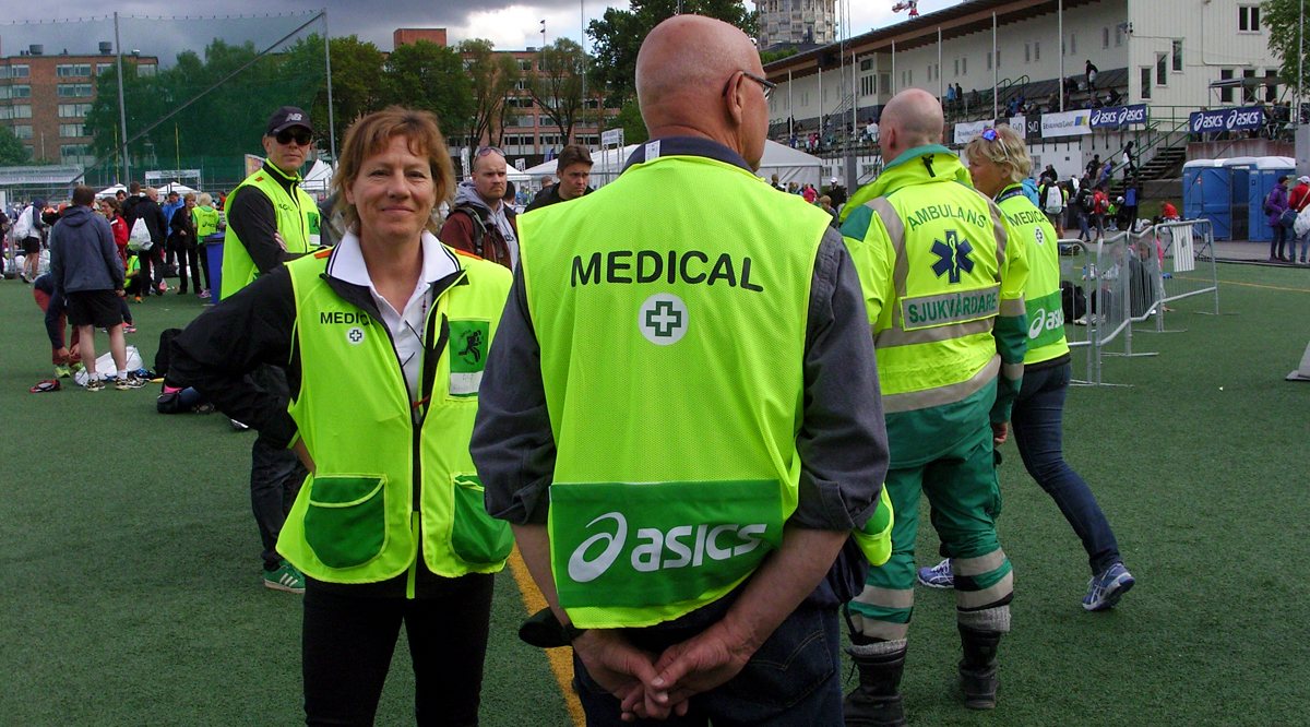 Stockholm Marathon — västar för sjukvårdspersonal och tävlingsledning, med radio- och monofonhållare, fickor och utbytbar reklambärare i fluorescerande mesh.