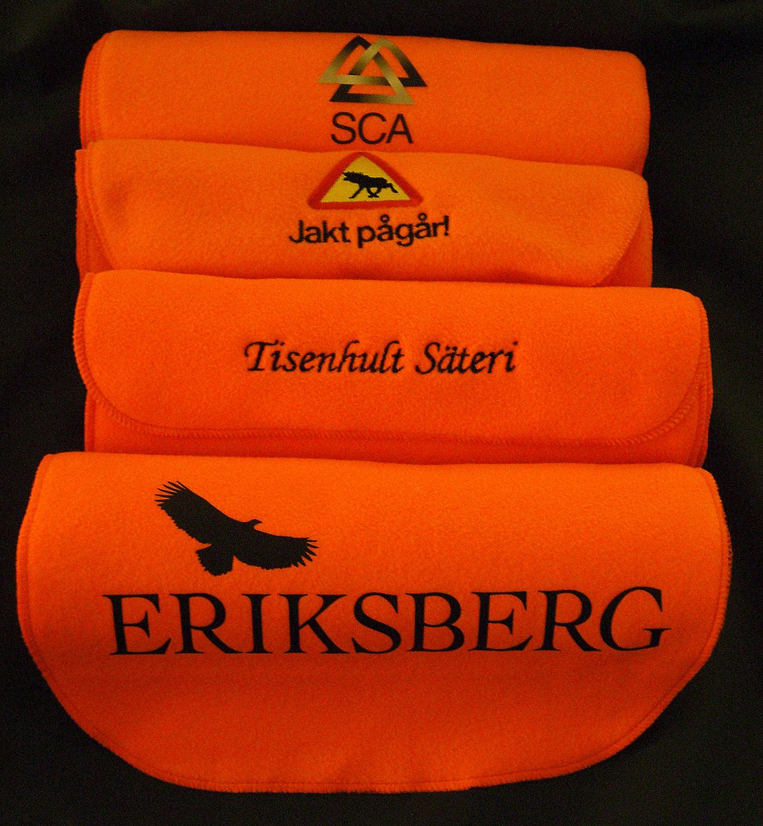 Eriksberg Vilt & Natur AB — fleecehalsdukar i fluorescerande orange.