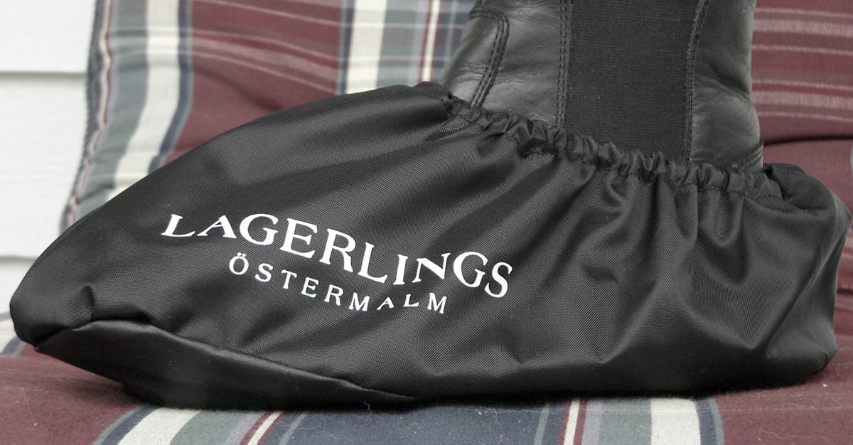 Lagerlings Fastighetsmäkleri AB — skoskydd (tvättbara) med tryck, samt västar till förskolebarn.