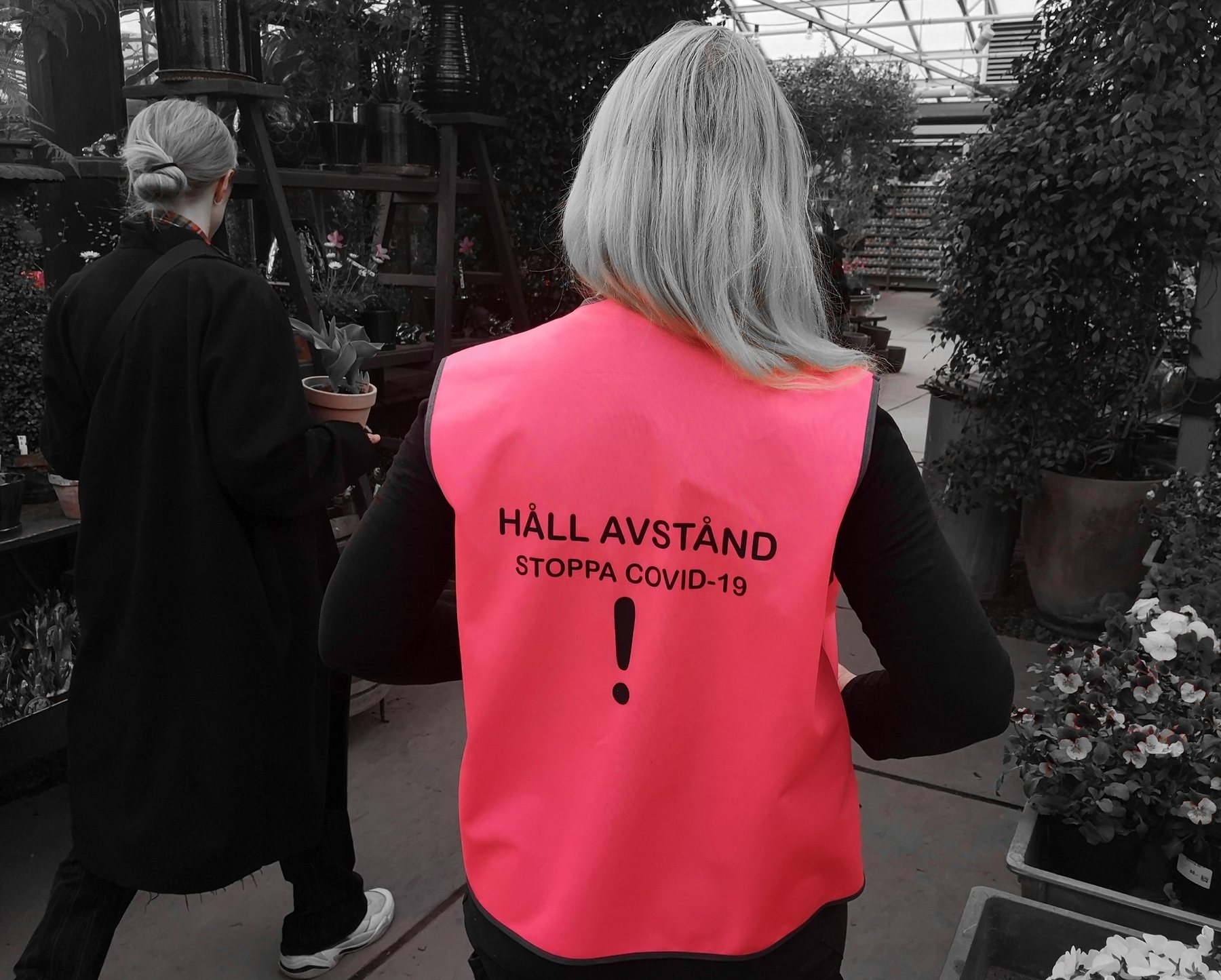 Rosendals Trädgårdar — ”Håll avstånd”-västar art. 910 i gult och rosa. Finns i ca 10 färger.